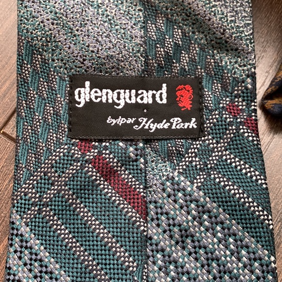 Bundle of 3 silk vintage ties in GUC - Picture 5 of 11